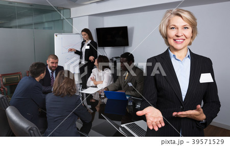 Woman with team in boardroom Woman with team in boardroom 39571529