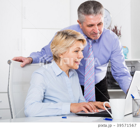 Mature man helping his colleague 39571567