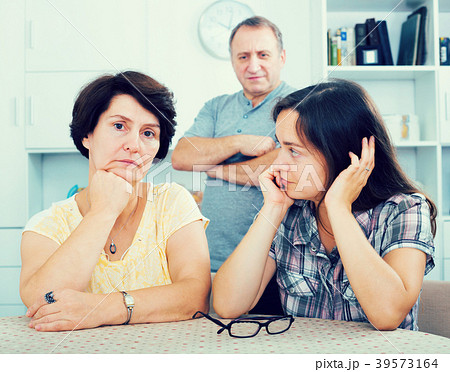 Young woman talking to mature parents 39573164