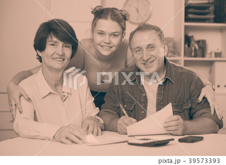 Marrieds is singing documents with their adult daughter 39573393