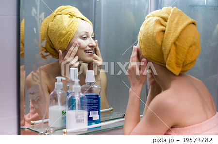 woman mirror bathroom 39573782