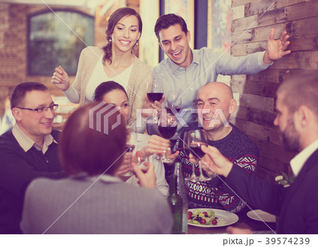 Company celebrating in restaurant 39574239