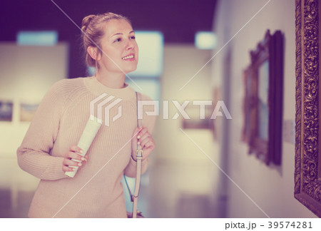 Woman with guide looking at pictures in museum 39574281