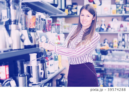Housewife buying liquidiser Housewife buying liquidiser 39574288