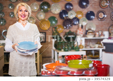 woman buying ceramic ware 39574329