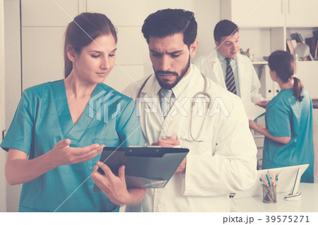 Doctors having discussion in medical office 39575271