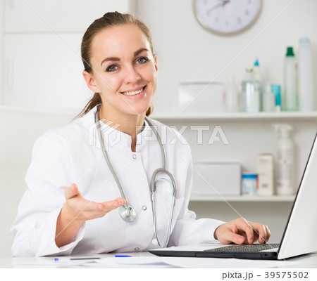 Female doctor waiting for patients Female doctor waiting for patients 39575502