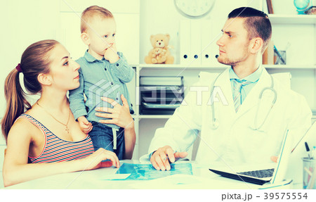 Man medical worker talking with young mother 39575554