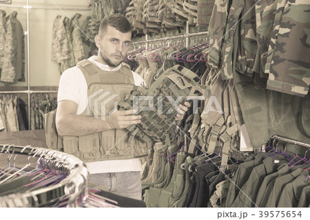 Male customer choose bulletproof vest 39575654