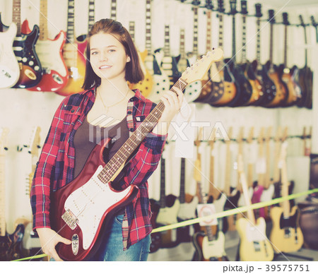 Teenage customer deciding on suitable amp 39575751