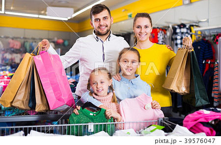 family of four with shopping bags 39576047