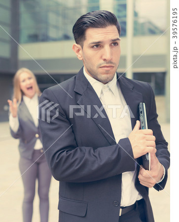 Employee is upset with the reprimand of woman boss 39576195