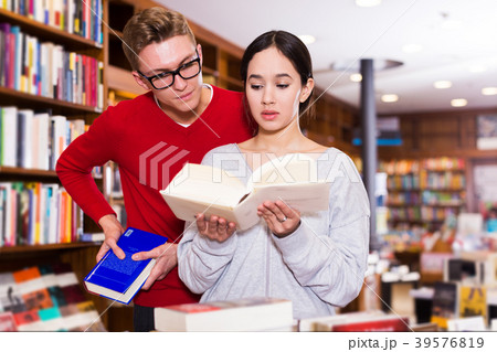 Guy interested in book that girl reading 39576819