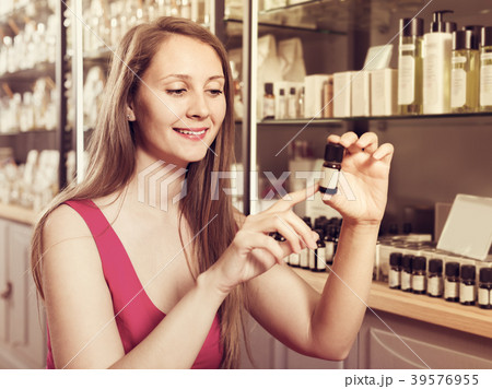 woman choose naturel oil in perfume supermarket 39576955