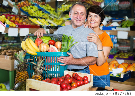 Couple demonstraiting basket with goods 39577263