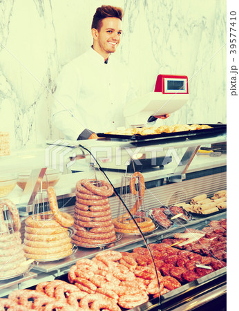 Seller in grocery shop 39577410