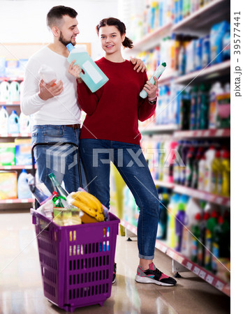 People buying detergents for house 39577441