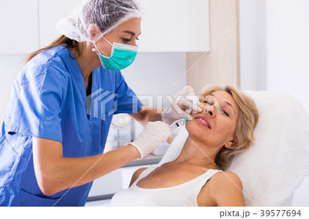 Senior woman getting facial injection 39577694
