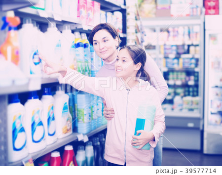 Family shopping for cleaners Family shopping for cleaners 39577714