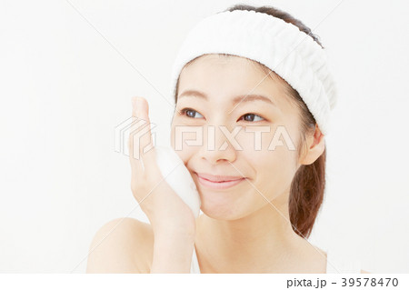 洗顔する女性 39578470