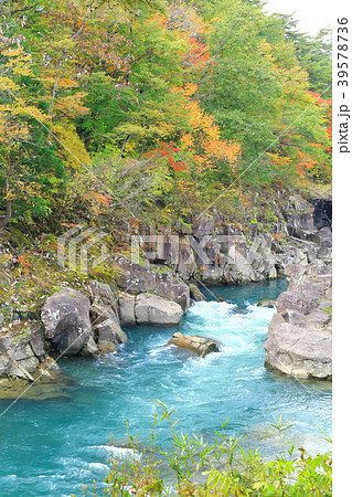 岩手県 厳美渓 紅葉景色の写真素材