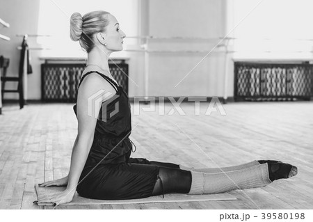 the dancer makes the warm-up 39580198