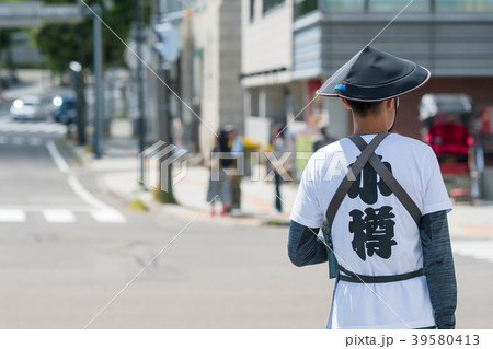 客を待つ人力車の車夫 / 北海道 小樽市の観光イメージ 客を待つ人力車の車夫 / 北海道 小樽市の観光イメージ 39580413