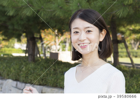 ネックレスをつけた女性 39580666