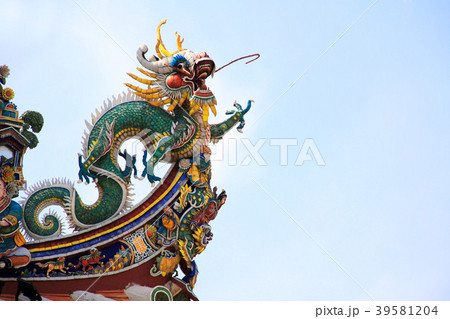 Dragon on old chinese temple, Penang, Malaysia 39581204