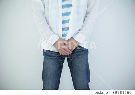 若い男性頻尿イメージ 39581560