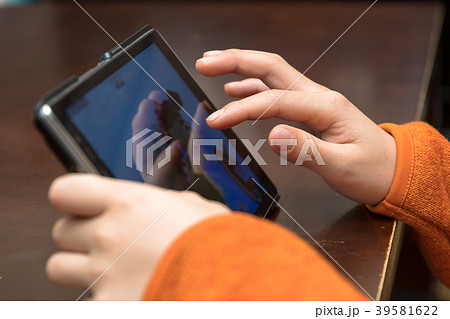 タブレットを操作する子供のイメージ タブレットを操作する子供のイメージ 39581622