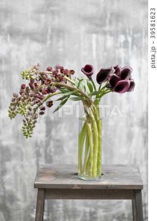 Bouquet of Beautiful violet-brown Fritillaria 39581623