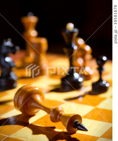 Chessboard with figures 39581676