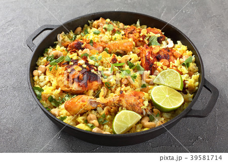 chicken biryani, indian cuisine, top view 39581714