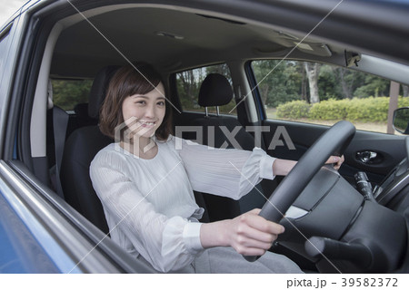 若い女性　車　運転　運転席　カメラ目線 39582372