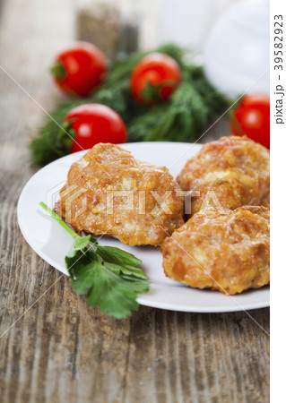 Delicious cutlets, tomatoes and parsley Delicious cutlets, tomatoes and parsley 39582923