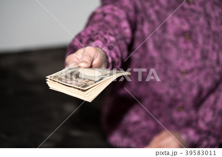 お金を持つシニア女性 39583011