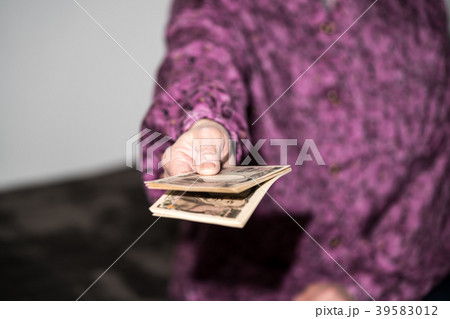 お金を持つシニア女性 お金を持つシニア女性 39583012