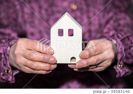 家を持つシニア女性 39583140