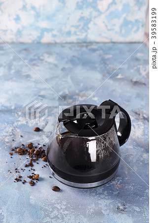 Coffee maker pot filling with coffee beans 39583199
