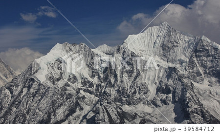 Beautiful shaped mountain Gangchenpo. 39584712
