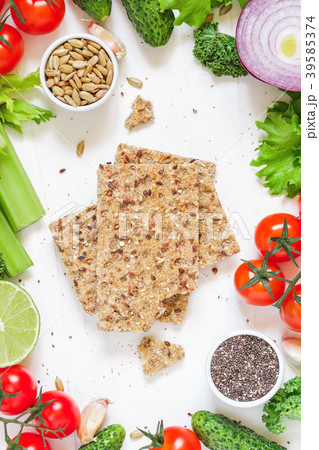 Top view of whole grain rye crisp breads 39585374