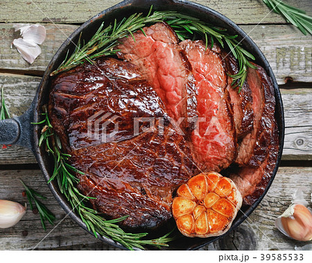Top view of a baked beef steak medium rare 39585533