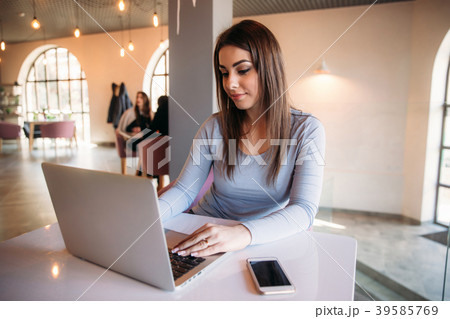 Business lady sitting in cafe and working on a 39585769