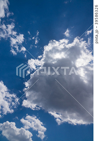 4月の空と雲（縦） 39586326