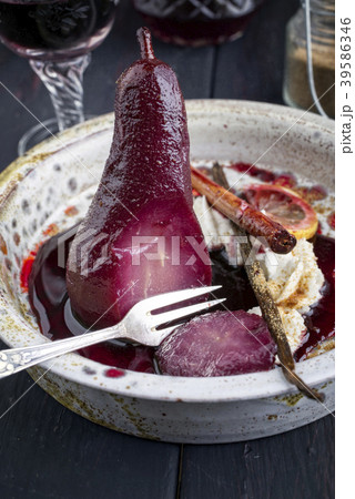 Poarched Pear in Bowl 39586346