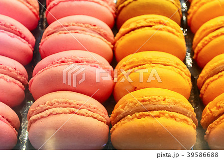 traditional french dessert colorful macarons 39586688