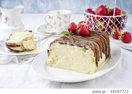 chocolate strawberry cheesecake with strawberries chocolate strawberry cheesecake with strawberries 39587723
