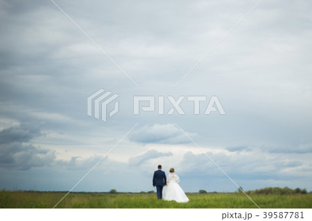 Blurry romantic bride and groom 39587781
