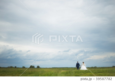 Blurry romantic bride and groom 39587782